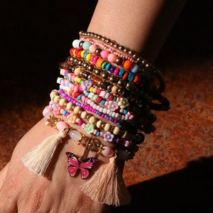 Set di braccialetti bohémien fatti a mano con perline colorate farfalla e nappe