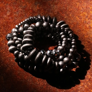 Set di bracciali a più strati in perline di cristallo grigio metallo su metallo