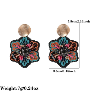 Boucles d'oreilles fleuries brodées à la main avec dimensions et poids pour femmes