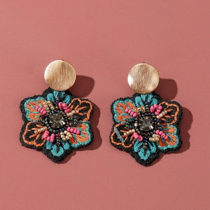 Boucles d'oreilles bohèmes faites main avec broderies florales et perles colorées