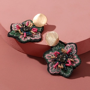 Boucles d'oreilles fleuries brodées à la main avec pétales roses et perles vertes