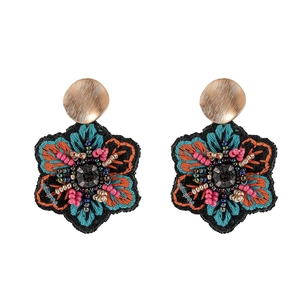 Boucles d'oreilles bohèmes brodées de fleurs avec perles colorées et clous dorés