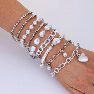 Set de bracelets multicouches argentés avec perles, strass et pendentif cœur
