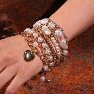Bracelet multicouche vintage avec perles et pendentif cœur doré et strass