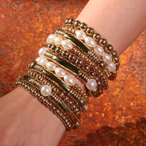 Lot de 10 bracelets minimalistes empilables avec perles d'imitation et perles dorées