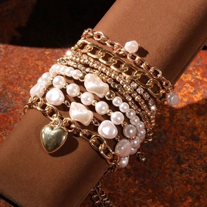 Bracelet multicouche rétro en chaîne dorée avec perles baroques et pendentif cœur