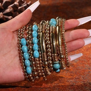 Détail du lot de 10 bracelets bohèmes avec perles dorées et pierres de turquoise