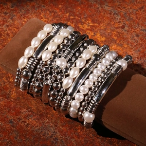 Détail d'un ensemble de 10 bracelets minimalistes en perles nacrées et métal argenté