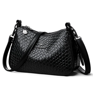Borsa a tracolla nera a trama intrecciata con logo a canguro e chiusura lampo su sfondo bianco