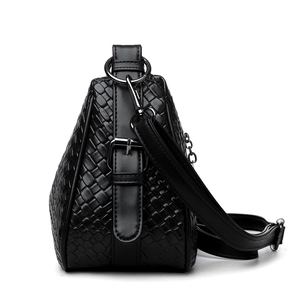 Grande borsa a spalla in pelle intrecciata nera con tracolla e dettagli in metallo