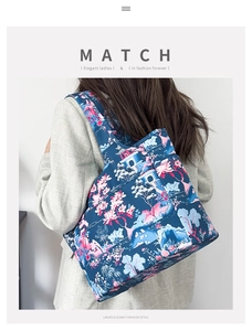 Dettaglio della borsa tote in oxford blu navy con motivi floreali e pagode sulla spalla