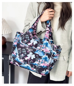 Dettaglio della borsa tote in Oxford con tasca laterale e motivi di paesaggi orientali