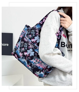 Dettaglio borsa tote Oxford impermeabile con eleganti stampe paesaggistiche blu e rosa