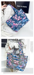 Dettagli delle borse tote in oxford con motivi orientali, colori blu navy e grigio scuro