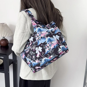 Vista posteriore di una borsa tote in oxford con stampa floreale, grande capacità e spallacci