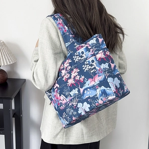 Dettaglio della borsa tote in Oxford stampata con motivi floreali e paesaggistici