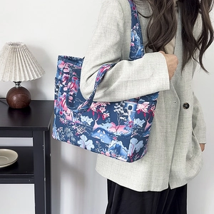 Dettaglio della borsa tote in Oxford con stampa paesaggistica cinese tradizionale e fiori