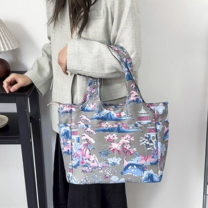 Dettaglio della borsa tote in Oxford impermeabile con stampa cinese di montagne e fiori