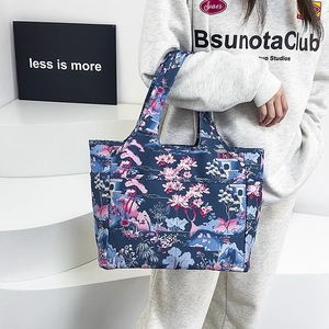 Dettaglio della borsa tote in oxford con stampa floreale e tessuto impermeabile