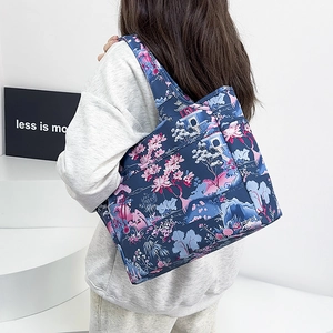 Dettaglio della borsa tote in Oxford con stampe cinesi di fiori e padiglioni