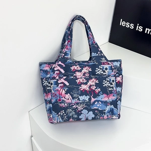 Dettaglio della borsa tote Oxford impermeabile con stampa floreale e tasca laterale