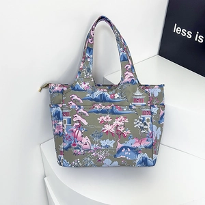 Dettaglio della borsa tote in oxford con stampe floreali orientali e cerniera dorata