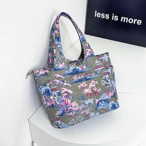 Dettaglio della borsa tote in Oxford con motivi di giardino orientale e tasca laterale