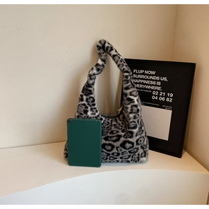 Détail du sac à main en peluche léopard avec tablette pour illustrer la taille et texture