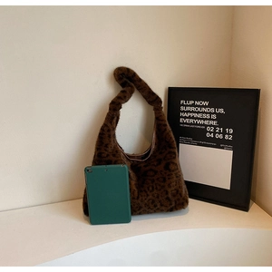 Détail du sac hobo en peluche léopard avec poignée nouée élégante et texture très douce