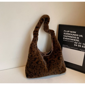 Détail du sac hobo en fausse fourrure léopard avec fermeture à bouton aimanté