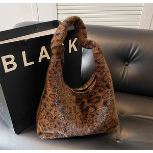 Détail d'un sac à bandoulière en fausse fourrure léopard sur cuir noir