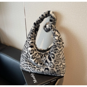 Gros plan détaillé sur la texture en fausse fourrure léopard de ce sac cabas chic