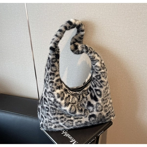 Détail de la texture en fausse fourrure léopard douce sur un sac hobo pour l'hiver