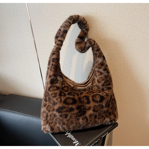 Gros plan sur la texture du sac hobo en peluche imprimé léopard au style vintage