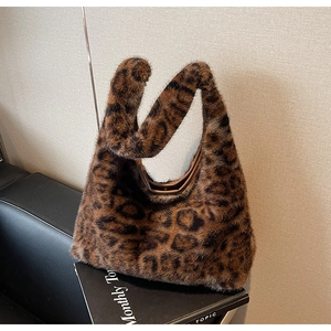 Détail de la texture léopard en fausse fourrure sur un sac cabas tendance pour l'hiver