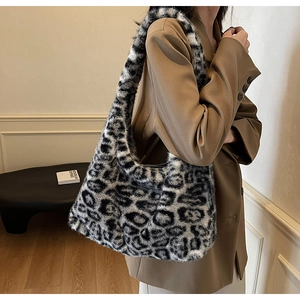 Sac hobo tendance imprimé léopard en fausse fourrure montrant taille et texture