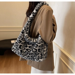 Vue détaillée d'un grand sac cabas en peluche léopard porté à l'épaule par un mannequin