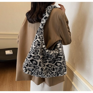 Détail du sac bandoulière en fausse fourrure léopard gris avec une texture douce et velue