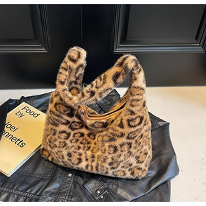 Gros plan détaillé du sac hobo en fausse fourrure léopard avec bordure en cuir marron