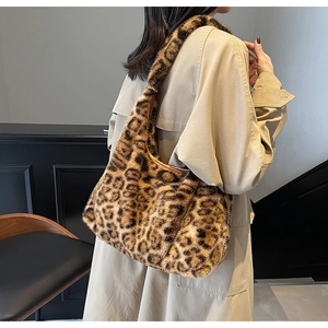 Détail du sac cabas en fausse fourrure léopard sur l'épaule d'un mannequin