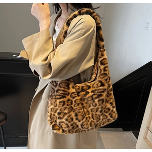 Détail du sac hobo en fausse fourrure léopard porté avec un trench-coat kaki