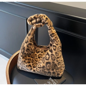 Détail de la texture en fausse fourrure léopard et de la poignée du sac à main