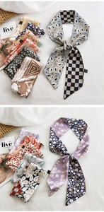 Détail de foulards étroits en soie avec motifs floraux et géométriques pour cheveux