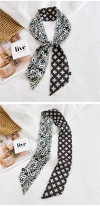 Détail d'un foulard twilly double face avec motif paisley vert et carreaux marrons