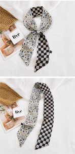 Détail d'un foulard en soie double face à motif cachemire et damier pour décorer un sac
