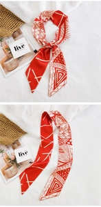 Détail d'un foulard twilly rouge et crème à motifs géométriques pour sac à main