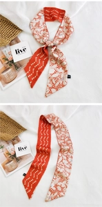 Détail d'un foulard en soie double face avec motifs de cœurs rouges et fleurs