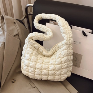 Women Large Capacity Nylon Quilted Shoulder Bag Puffy Cloud Hobo Bag Lightweight Padded Handbag Casual Daily Streetwear