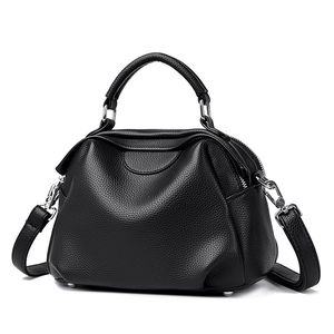 Klassische schwarze Handtasche aus Leder mit Litschistruktur und verstellbarem Schultergurt