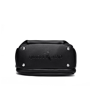 Bodenansicht der schwarzen Lederhandtasche mit silbernen Metallfüßen und geprägtem Logo